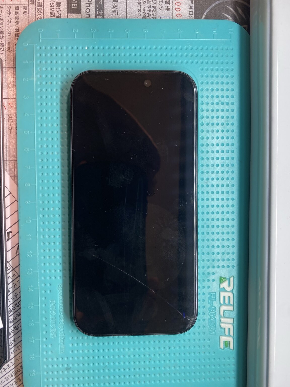 画面に斜めのひびが入ったiPhone 17の修理前